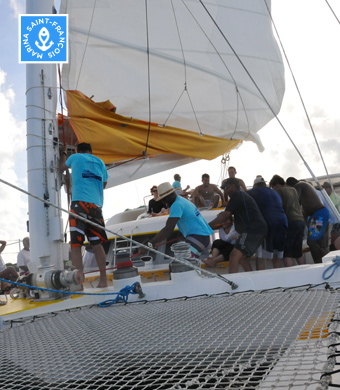 Montage des voiles du catamaran